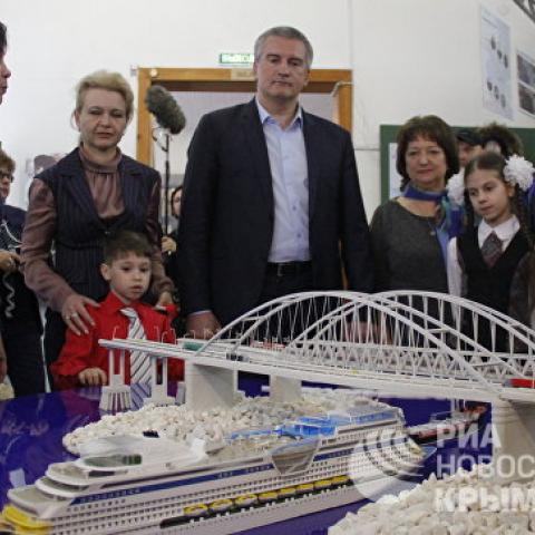 В Керчи показали "фантастическую реальность" моста в Крым 
