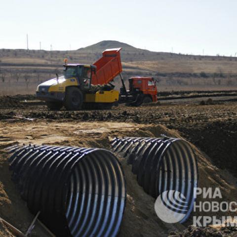 На строительстве автоподходов к Крымскому мосту работают 300 рабочих и 110 единиц техники  